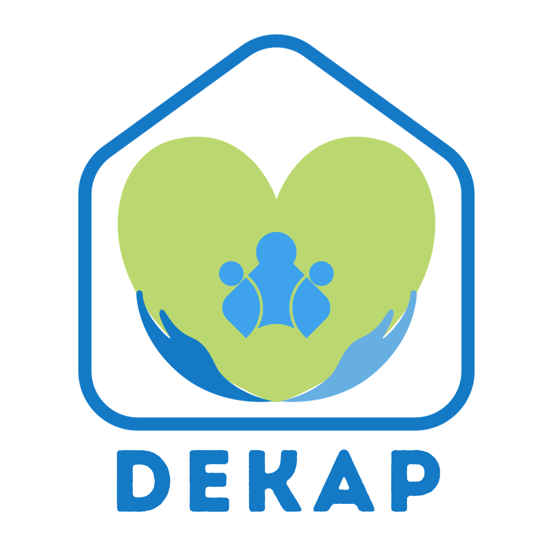 Logo Dekap: rumah yang mendekap hati, dengan orang tua memeluk dua anak di dalamnya